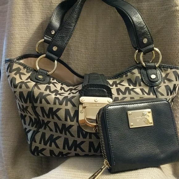 Michael Kors Handbags - Michael Kors Shoulder bag with Wallet